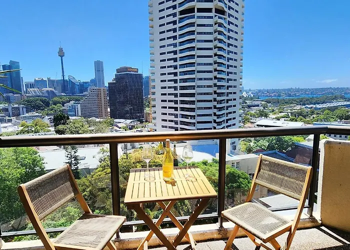 Harbour Views. Pool. Parking. 2 Balconies