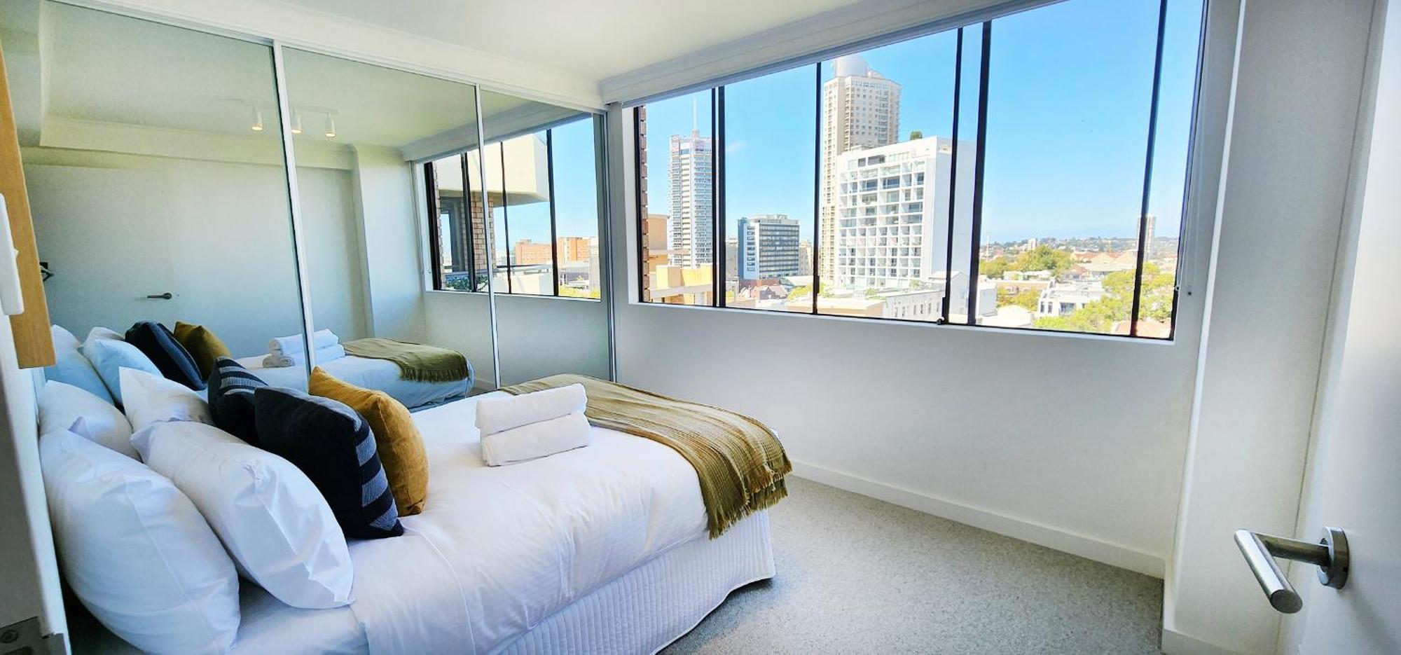 Harbour Views. Pool. Parking. 2 Balconies Apartment *