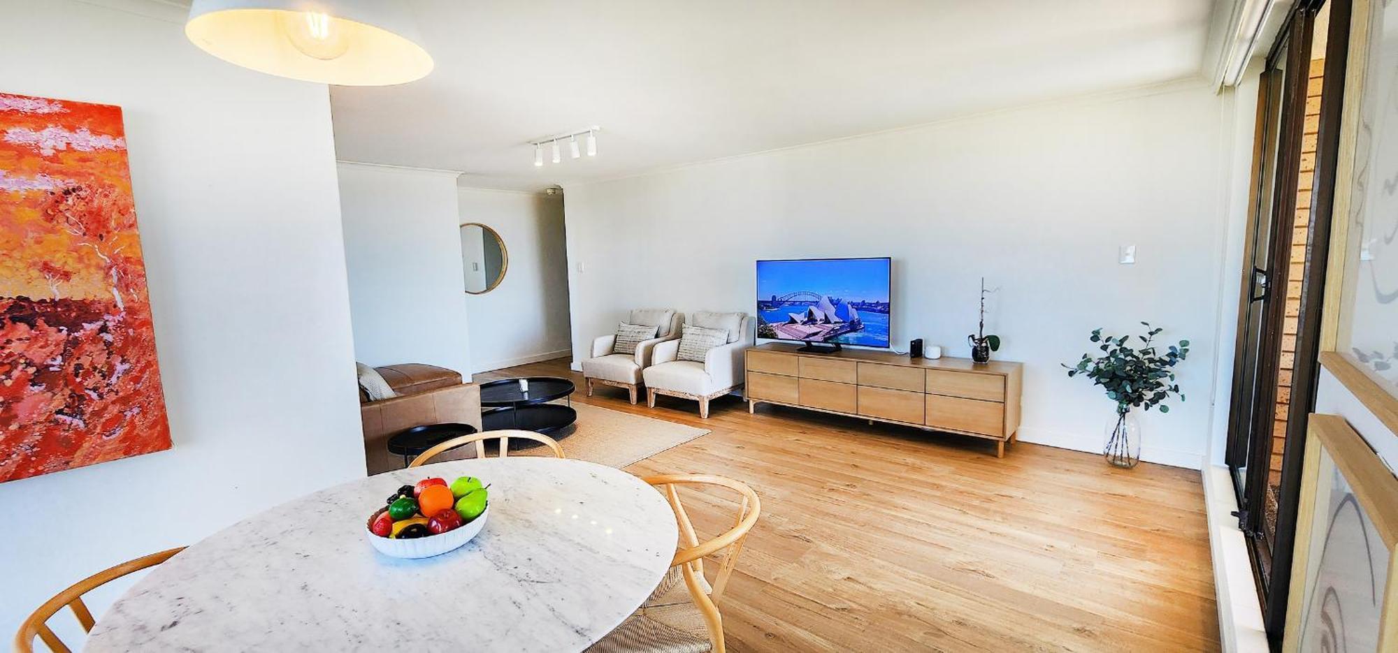 Harbour Views. Pool. Parking. 2 Balconies * Sydney