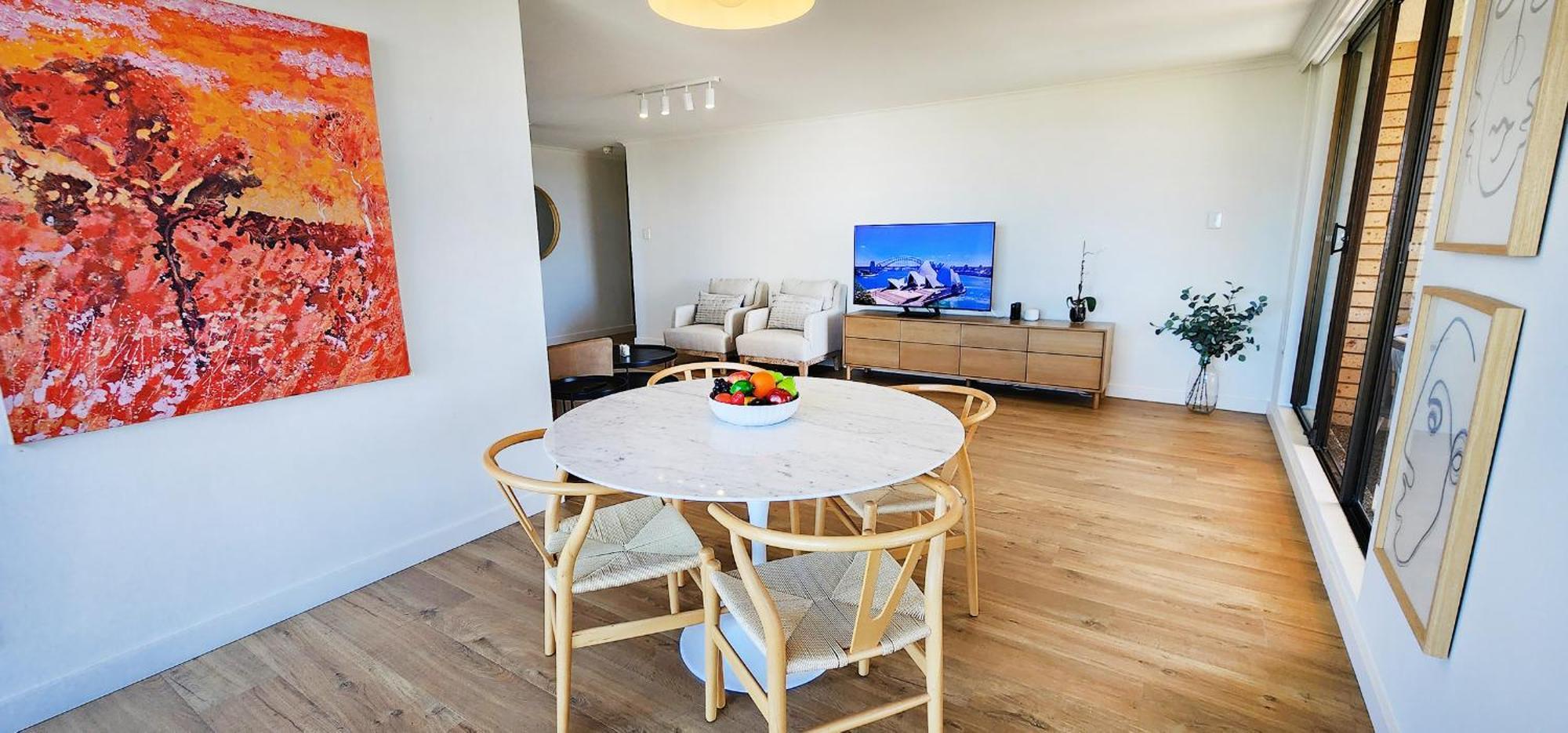 Harbour Views. Pool. Parking. 2 Balconies Apartment
