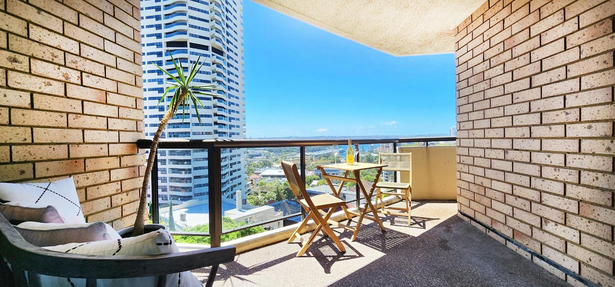 Harbour Views. Pool. Parking. 2 Balconies * Sydney