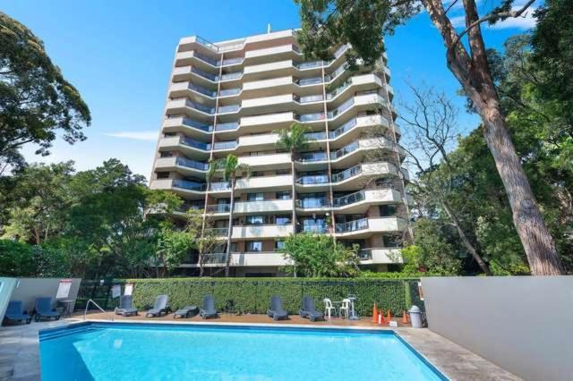 Harbour Views. Pool. Parking. 2 Balconies Apartment